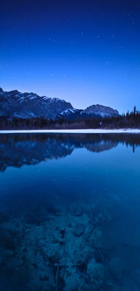 Plusieurs sources dans le parc provincial Bow Valley, en Alberta, la nuit — Photo