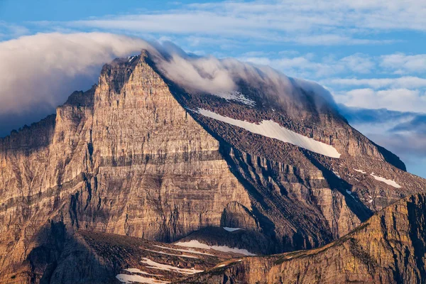 Eine Wolkendecke bedeckt einen Berggipfel im Gletschernationalpark Montana — Stockfoto