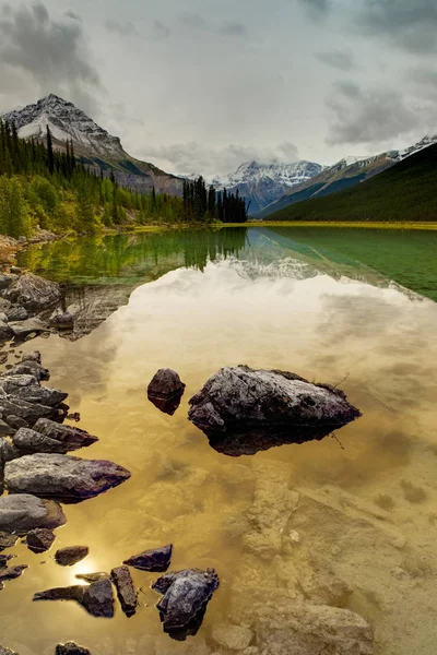 Montanhas rochosas canadenses no outono, Parque Nacional Jasper — Fotografia de Stock
