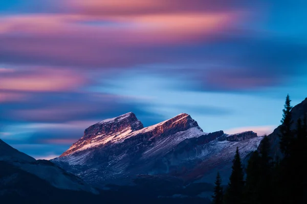 Večerní světlo na horách podél ledovcových Parkway v národním parku Banff — Stock fotografie