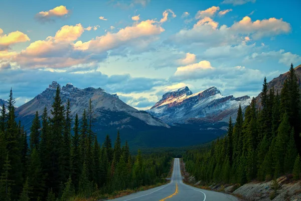 Esténként fényjáték a hegyekben mentén a jégmezők Parkway a Banff nemzeti parkban — Stock Fotó