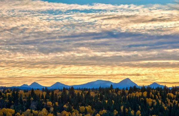 Luz nocturna en las estribaciones de Alberta y las Montañas Rocosas en otoño — Foto de Stock