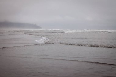 Bir soğuk ve yağmurlu günde Washington Beach'de