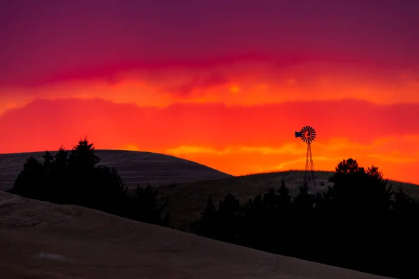 Старий млин в Palouse Східної Орегон на заході сонця — стокове фото
