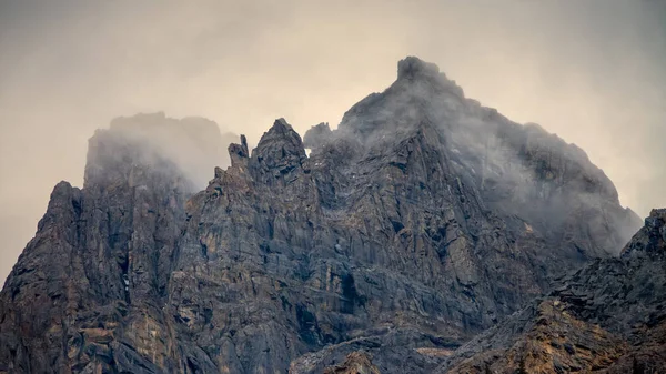 Гірський пік, пережитий штормовими хмарами — стокове фото