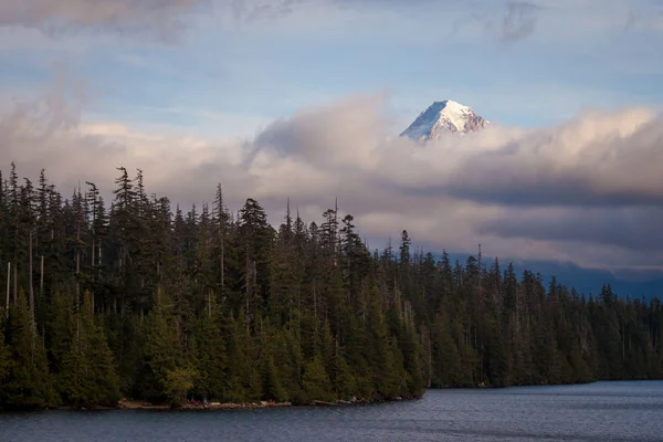 Mount Hood zahalené v nízké mraky na Lost Lake v Oregonu — Stock fotografie