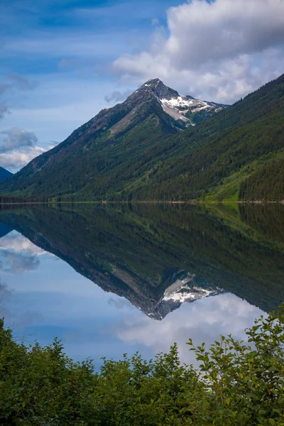 Un lac de montagne par une belle journée d'été en Colombie-Britannique — Photo