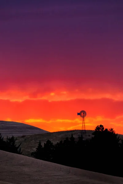 Старий млин в Palouse Східної Орегон на заході сонця — стокове фото