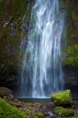 Ünlü Multnomah Falls, Oregon görünümünü kapat