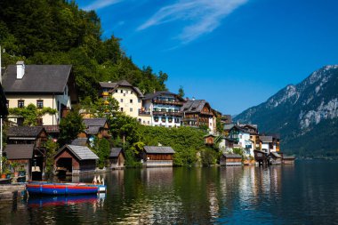 Hallstatt pastoral köyünde göl üzerinde seyir