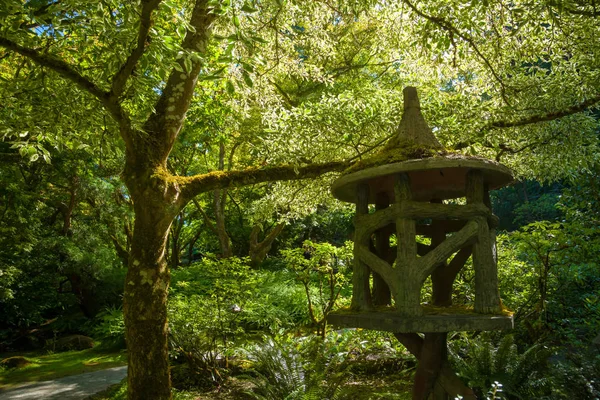 Uma lanterna japonesa em um belo jardim — Fotografia de Stock