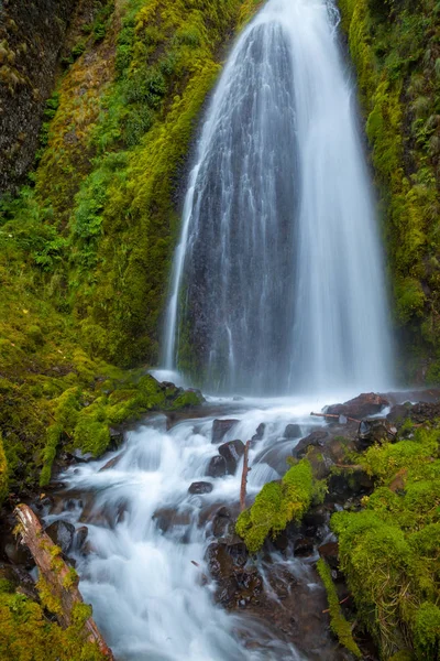 Une cascade dans les gorges du fleuve Columbia — Photo