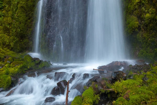 Une cascade dans les gorges du fleuve Columbia — Photo