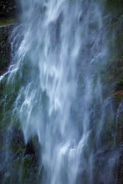 Закрыть вид на знаменитый водопад Малтби в Орегоне — стоковое фото