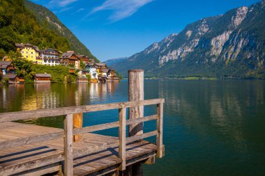 Hallstatt pastoral köyünde göl üzerinde seyir
