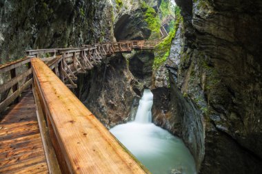 Woodend tahta Kaprun, Avusturya yakınındaki bir kanyon boyunca hiking