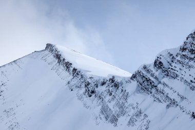 Karlı dağ sırtı üzerinde Mount Chester KANANASKIS, Alberta