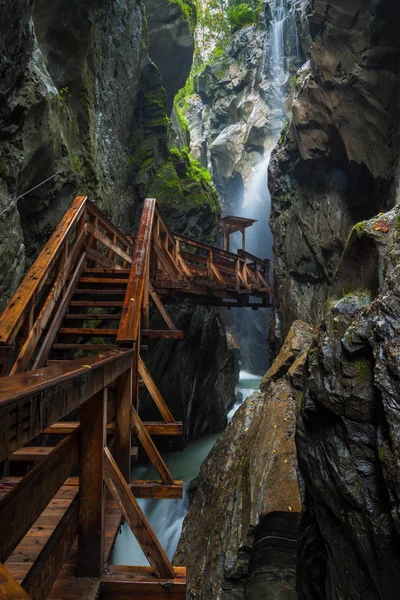 Woodend tahta Kaprun, Avusturya yakınındaki bir kanyon boyunca hiking