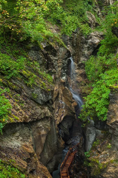 在奥地利卡普伦附近的峡谷中沿着木端木板路徒步旅行 — 图库照片