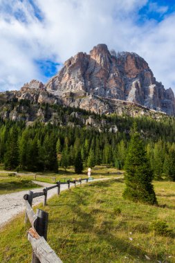 Kuzey İtalya'nın Dolomit dağlarda bir yol veya yürüyüş iz