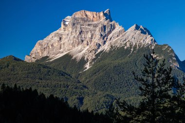 Kuzey İtalya'daki Dolomites dağlarda güzel doğa