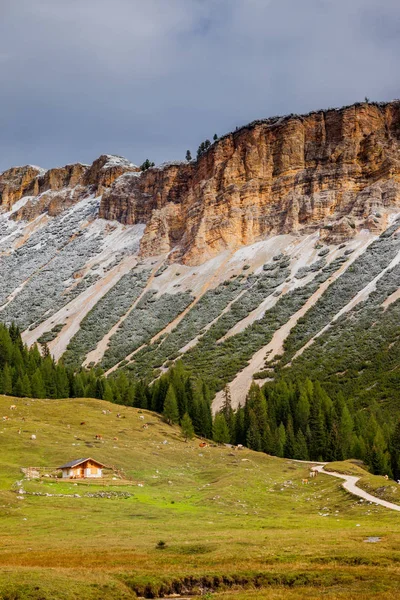 Um caminho ou trilha de caminhada em Dolomite Montanhas do Norte da Itália — Fotografia de Stock