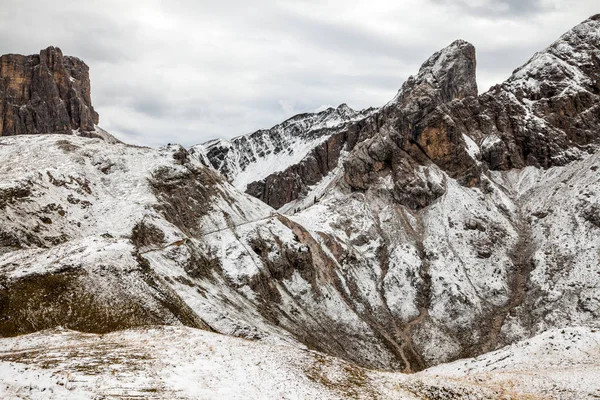 Passo di Giau nevado nas Dolomitas do Norte da Itália — Fotografia de Stock