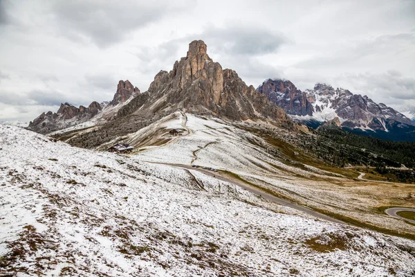 Passo di Giau nevado nas Dolomitas do Norte da Itália — Fotografia de Stock