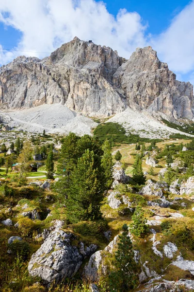 Bela natureza nas montanhas das Dolomitas no norte da Itália — Fotografia de Stock