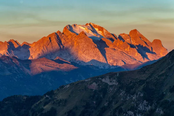 Барвисті Схід сонця над Мармолада, найвища гора в регіоні Доломітові Альпи — стокове фото