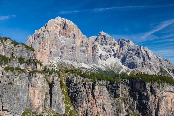 Senderismo por el Cinque Torri en los Dolomitas del norte de Italia —  Fotos de Stock
