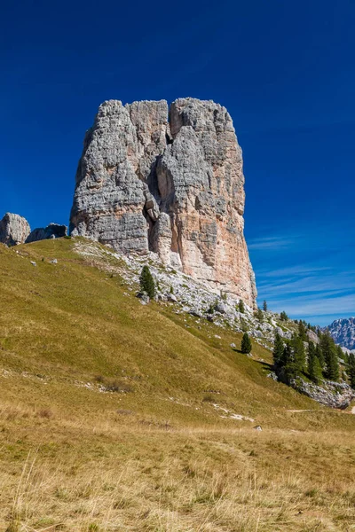 Caminhadas ao redor da Cinque Torri nas Dolomitas do norte da Itália — Fotografia de Stock