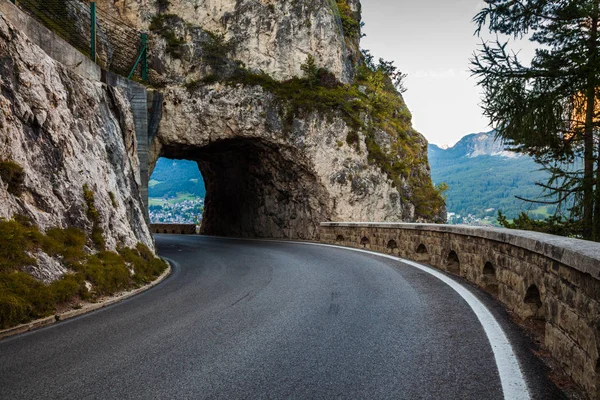 Egy alagút vágott át egy hegy közelében a város Cortina dampezzo — Stock Fotó