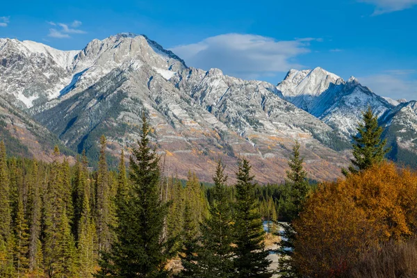 Herbstschnee auf den Bergen im peter lougheed provincial park, aberta — Stockfoto