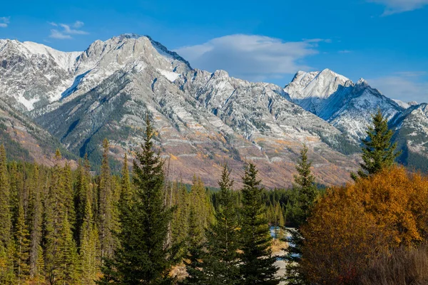 Nieve de otoño en las montañas en el Parque Provincial Peter Lougheed, Aberta — Foto de Stock