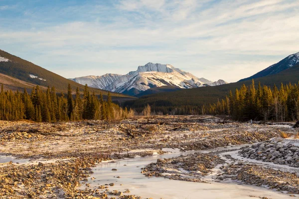 Fisher csúcs, hegy a Kananaskis-ban a kanadai Sziklás-hegység, Alberta — Stock Fotó