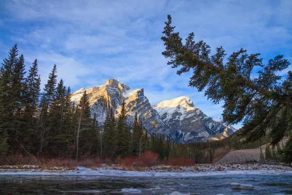 Mount Kidd, ένα βουνό στο Kananaskis στα καναδικά βραχώδη όρη, Αλμπέρτα και τον ποταμό Kananaskis τον χειμώνα — Φωτογραφία Αρχείου