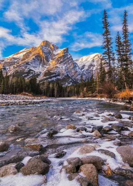 Monte Kidd, una montaña en Kananaskis en las montañas rocosas canadienses, Alberta y el río Kananaskis en invierno — Foto de Stock