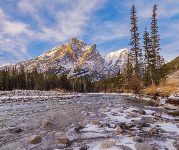 Monte Kidd, uma montanha em Kananaskis nas Montanhas Rochosas canadenses, Alberta e o rio Kananaskis no inverno — Fotografia de Stock