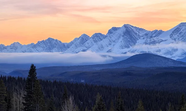 Гарний захід сонця над сніг покриті гори в напрямку Kananaskis в канадських Скелястих горах, Альберти — стокове фото