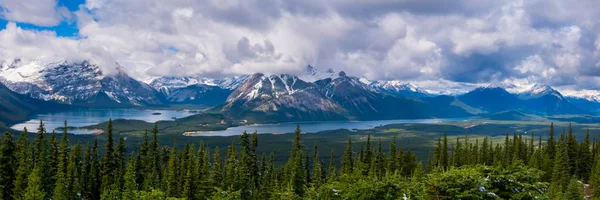 Lacs Kananaskis supérieur et inférieur du belvédère Kananaskis dans le parc provincial Peter Lougheed, en Alberta — Photo