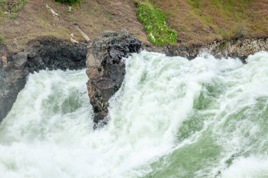 Bahar sel şehir Spokane, Washington yakınlarında Spokane Nehri