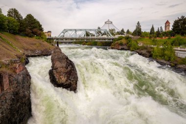 Bahar sel downtown Spokane, Washington, ABD'deki yakınındaki Spokane Nehri
