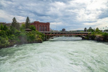 Bahar sel şehir Spokane, Washington yakınlarında Spokane Nehri