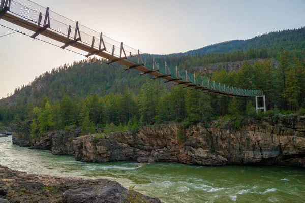 Ove Kootenai wchodzi Zawieszenie most rzeka Kootenay w pobliżu Libby Montana — Zdjęcie stockowe