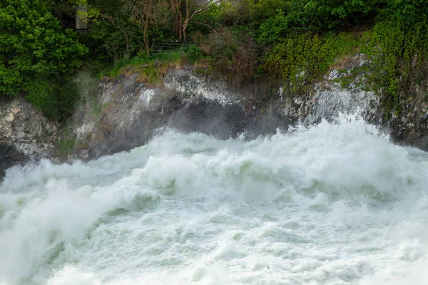 Sungai Spokane pada musim semi banjir dekat pusat kota Spokane, Washington — Stok Foto