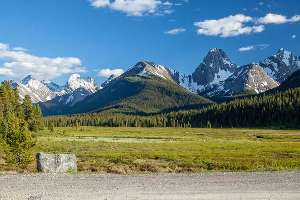 Sebuah jalan gunung yang kotor di pegunungan Rocky Kanada — Stok Foto