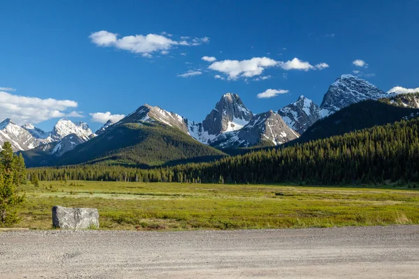 Un camino de montaña de tierra en las montañas rocosas canadienses — Foto de Stock