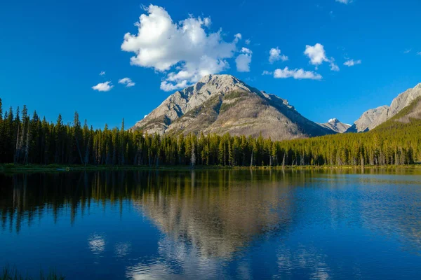 Buller Mountain em Spray Valley Provincial Park refletindo em Buller Pond — Fotografia de Stock