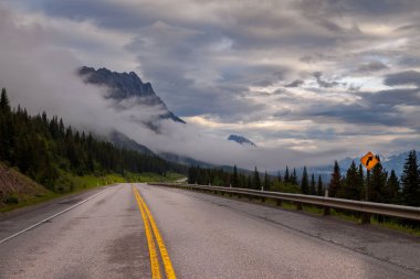 Otoban 40 KANANASKIS ülke, Alberta kasvetli yağmurlu gün